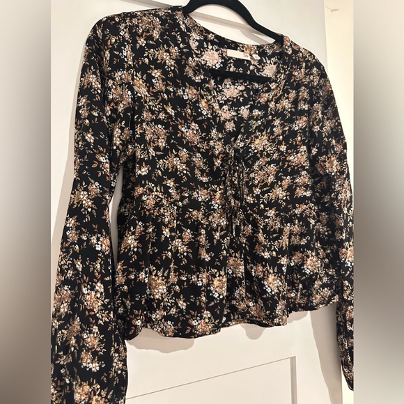 SO blouse in excellent condition. Black floral XS - Picture 3 of 3